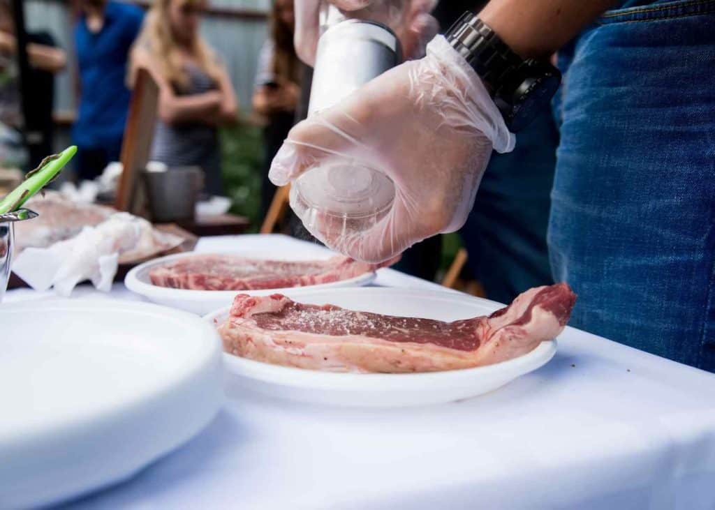 preparing the steak